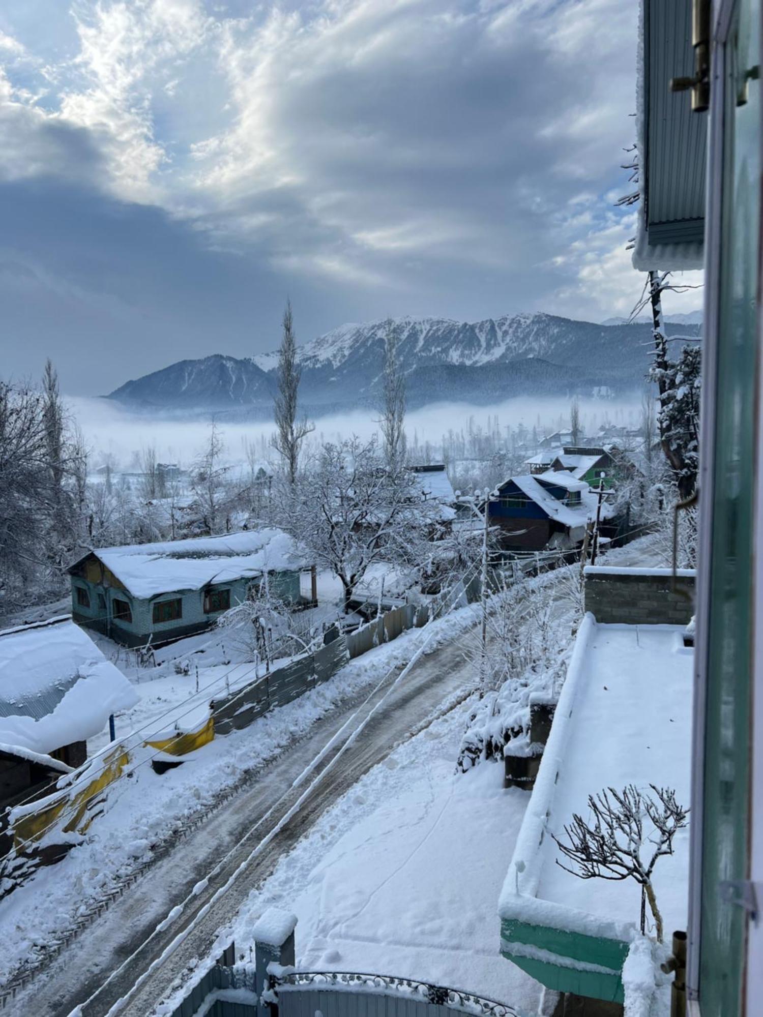 Everest Guest House Gulmarg Exterior foto
