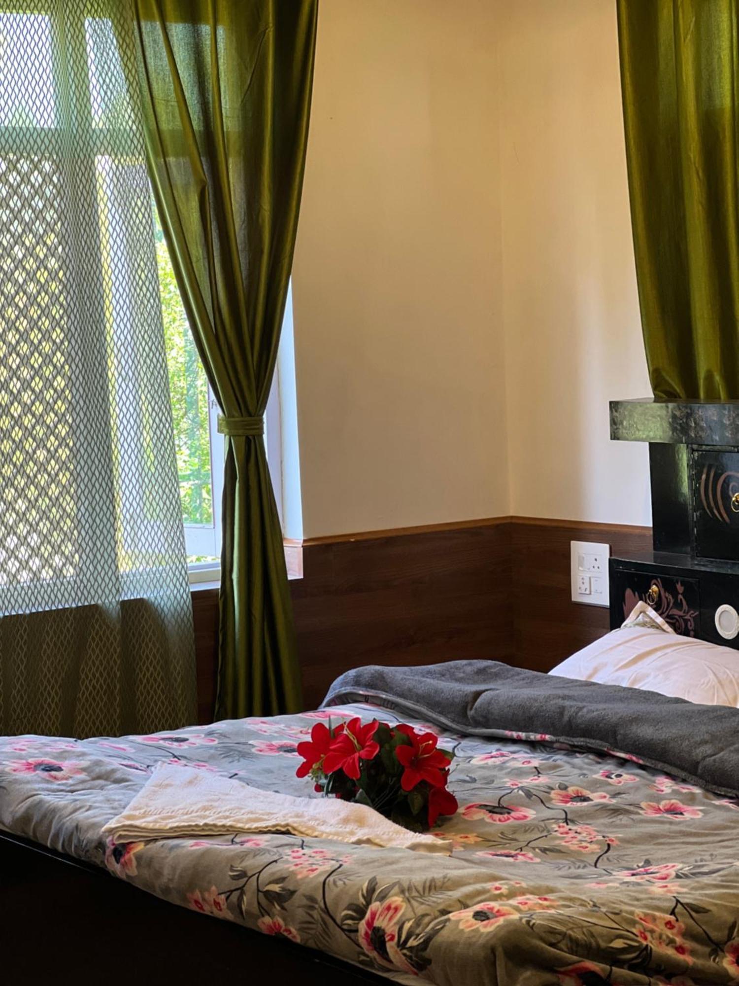 Everest Guest House Gulmarg Exterior foto
