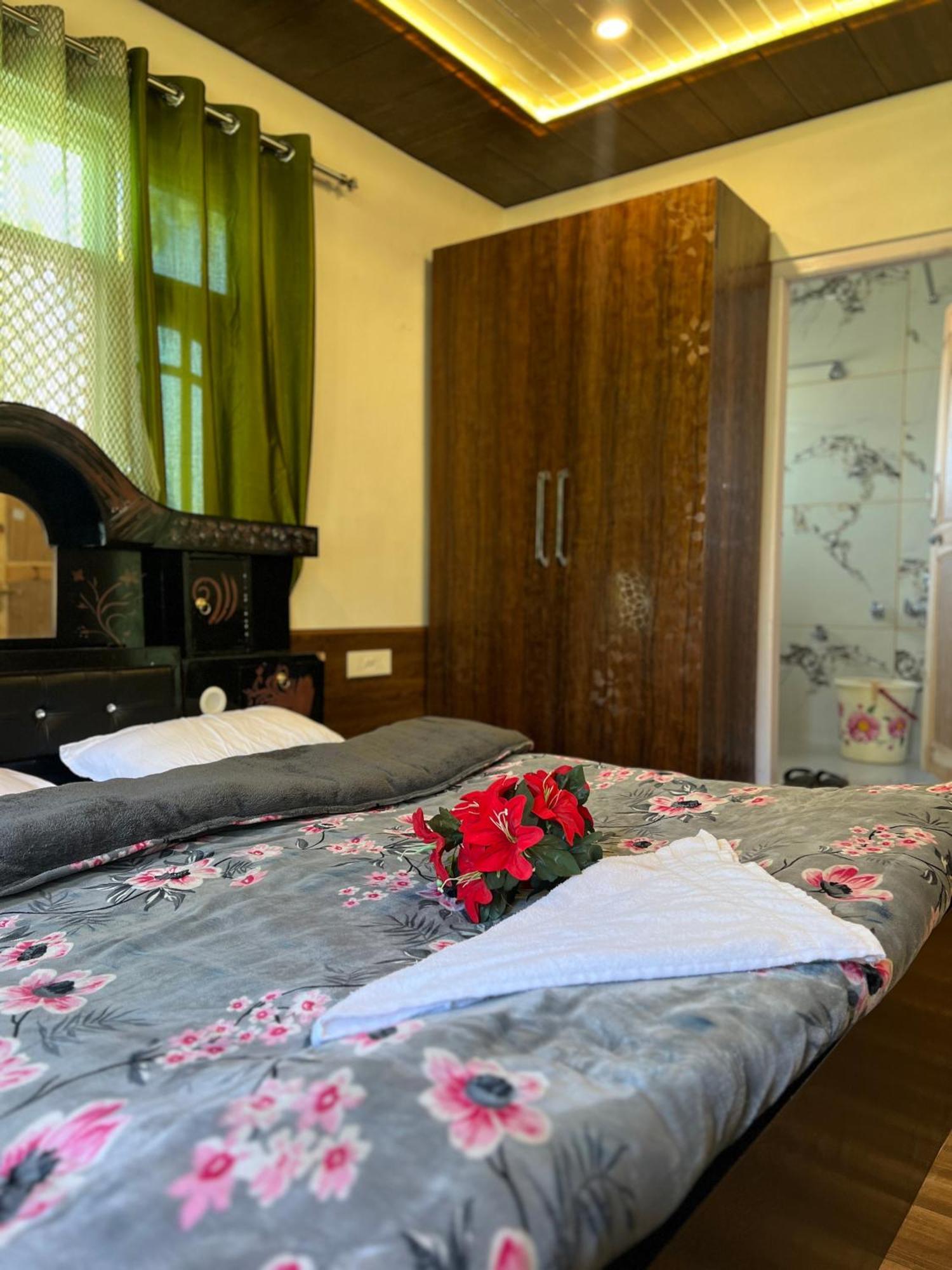 Everest Guest House Gulmarg Exterior foto